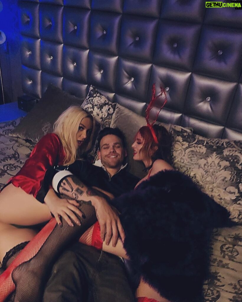 Elijah Daniel Instagram - thanks for the new mattress, @casper!! Best sleep of my life. edit: sorry for reposting casper, I had to facetune out tana’s pussy.
