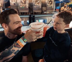 Elijah Daniel Instagram - just two bros enjoying a nice cold Shirley Temple after a long playlist live 🖤 back to tour, see u soon - tix in bio.