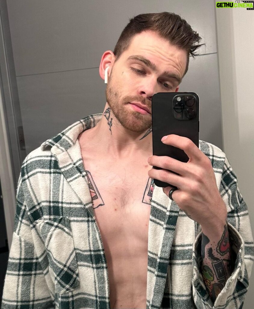 Elijah Daniel Instagram - finally one month str8‼ took so much work to pray the carly rae jepsen away but i did it!!! (You can tell by my flannel that I’m no longer a part of the Fruit Salad Community🚫🌈) target tried to stop me but i said “NO!! IM NOT FRUITYYYYY ANYMORE!!!” and i ran out the door. They chased me for 14 blocks but you can resist Target influence too if you try hard enough‼. Happy JUNE (aka boycotttt month!!!) i won’t be eating anything or shopping anywhere until EVERY company says no to the limp wrists community CAN I GET AN AMEN 🙏🏼 .