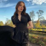 Elizabeth Gillies Instagram - Thinking up new spells in New Hope 🧹🕷️ 🏡 @riverhouseatodettes