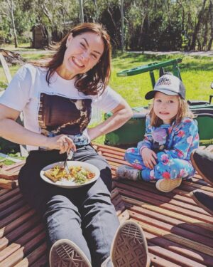Ella Hooper Instagram - Violet Town dump. Left it too long and my heart was hurting. It’s filled back up.. but could take more. 
feat. @jacksonsproducestorecafe @laurabinks high school art feat @frenzalofficial Howie’s new deck, my niece Zoe, Amy Winehouse, Dan Sultan (puppets) and various mum murals. Ahhh.. my happy place. Xx