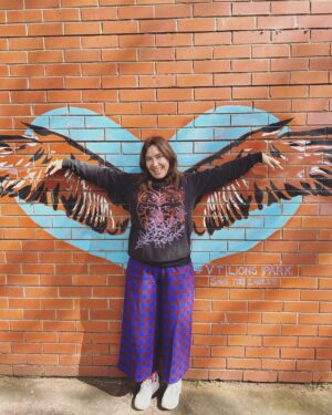 Ella Hooper Instagram - Violet Town dump. Left it too long and my heart was hurting. It’s filled back up.. but could take more. 
feat. @jacksonsproducestorecafe @laurabinks high school art feat @frenzalofficial Howie’s new deck, my niece Zoe, Amy Winehouse, Dan Sultan (puppets) and various mum murals. Ahhh.. my happy place. Xx