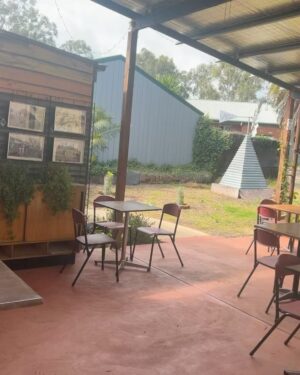 Ella Hooper Instagram - Violet Town dump. Left it too long and my heart was hurting. It’s filled back up.. but could take more. 
feat. @jacksonsproducestorecafe @laurabinks high school art feat @frenzalofficial Howie’s new deck, my niece Zoe, Amy Winehouse, Dan Sultan (puppets) and various mum murals. Ahhh.. my happy place. Xx