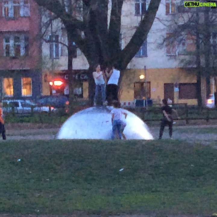 Ella Rumpf Instagram - Ich hab geträumt, der Winter wär vorbei, und die Morgensonne schien. Es gab keine Angst und nichts zu verlieren. Es war Friede bei den Menschen und unter den Tieren. Alle Türen waren offen, die Gefängnisse waren leer. Es gab keine Waffen und keine Kriege mehr. Das war das Paradies. Der Traum ist aus. Aber ich hoffe wir alle werden alles geben, dass er Wirklichkeit wird. - Rio Reiser