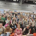 Ellen Hillingsø Instagram - I dag var @hellajoof og jeg på @bogforum hvor den vidunderlige @maren_uthaug talte med os om #hundensbog det var en alletiders samtale hvor vi talte om bogen , hunde , hunde og hunde #whatsnottolove #vov herefter signerede vi bøger og fik masser af dejlige snakke med andre #hundetosser om hunde….HVIS du tænker:” åh det gad jeg godt “ så gentager vi seancen med @maren_uthaug igen i morgen søndag d.5-11 kl.14:20 på Trane 1 scenen og kl.11 på #storescene hvor vi taler med @soerendahl OG synger sange fra #hundensbog . Efter begge events signerer vi bøger og vil , som i dag , udveksle anekdoter og minder om de hunde vi elsker , de hunde vi vil komme til at elske og de hunde vi har elsket… håber vi ses 🐶 #vovsagdehunden #hundensbog @mikkelfonsskov @kreakosten @forlagetgyldendal @michaelmoritzen