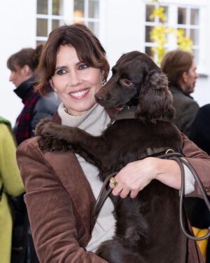 Ellen Hillingsø Instagram - Tak til alle, der kom forbi vores hundereception i dag 🐕🐾
Forlaget blev i dag fyldt med hunde i anledningen af udgivelsen af Hella Joof og Ellen Hillingsøs nye bog HUNDENS BOG. 
Hundene stillede op til billeder på den røde løber, hang ud i hundebaren og hyggede med de andre gæster.

#hund #hunde #hellajoof #ellenhillingsø #doglover #dog