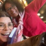Ellen Hillingsø Instagram - Er i klar over hvor SVÆRT det er at ta’ en selfie med hund ? I morgen d.26 oktober vil det vælte ud med selfier med hund for der udkommer #hundensbog på @forlagetgyldendal og vi @hellajoof , @mikkelfonsskov , @kreakosten , Darwin , Ruby , Purdey og jeg kan næsten ikke vente !! HURRAAAA hvor vi glæder os 🎉🐶🐾🐶 Har du selv prøvet at ta’ en selfie med din hund ? Synes du selv det var nemt 😜 ? #swiperight👉 og se hvordan det gik for Helsky , Darwin og mig , sagde hunden ( jo jo jo det måtte siges det lå JO lige til højrebenet 😜😜😜)