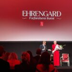 Ellen Hillingsø Instagram - Sikke en aften 🎯 #ehrengard instruktion #billeaugust SMUKKE kostumer og scenografi #hendesmajestætdronningen @detdanskekongehus . #sidsebabettknudsen er SKØN som storhertuginden @alicebierzanden lyser , det ansigt ✨🌟💫….. #ehrengard kommer på @netflixnordic , glæd jer…. Læs novellen den har @forlagetgyldendal genoptryk #enjoy