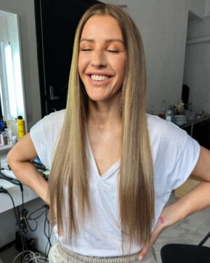 Ellie Goulding Instagram - Pretending to be a pop ⭐️ as usual
@monaleannemakeup 
@anastasiastylianou 
@georgmedley