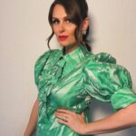 Ellie Taylor Instagram - She’s back to work and proving that being a new mum and looking glam is easy💫 💫 💫 All you need is: •a professional make up artist •multiple hours in a make up chair •a shipping container of hair extensions •a stylist to source your outfit •a seamstress to tailor the outfit •27x pairs of spanx to fit into the outfit •a bra engineered by a team of Nobel winning scientists held in place by steel and prayer. •2568 photo attempts •700 million Instagram filters Piece of piss mate *flicks fake ponytail* #relatable •MUA @gemflossi •STYLING @tesswrightstylist