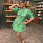 Ellie Taylor Instagram - She’s back to work and proving that being a new mum and looking glam is easy💫 💫 💫 All you need is: •a professional make up artist •multiple hours in a make up chair •a shipping container of hair extensions •a stylist to source your outfit •a seamstress to tailor the outfit •27x pairs of spanx to fit into the outfit •a bra engineered by a team of Nobel winning scientists held in place by steel and prayer. •2568 photo attempts •700 million Instagram filters Piece of piss mate *flicks fake ponytail* #relatable •MUA @gemflossi •STYLING @tesswrightstylist