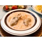 Ellie Toyota Instagram - 👩🏻‍🍳 @kyokosalbot サルボ恭子さんのフランス料理レッスンへ♩ 春ぶりに参加できて嬉しい。 冬にぴったりの煮込み料理🥘と メインを煮込んでいる間に ササッと準備できそうな前菜＆ デザート（フォンダンショコラ🤤）も！ 日々のことに追われたり、 心にゆとりがないと、 料理のモチベーションが下がってしまいがちですが、 “こんなに素敵なメニューがおうちで作れるのー？！” と年末年始に向けてまたやる気が湧いてきました🥰 美味しいものを食べてる時間って 幸せだもんなぁ。