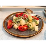 Ellie Toyota Instagram - 👩🏻‍🍳 @kyokosalbot サルボ恭子さんのフランス料理レッスンへ♩ 春ぶりに参加できて嬉しい。 冬にぴったりの煮込み料理🥘と メインを煮込んでいる間に ササッと準備できそうな前菜＆ デザート（フォンダンショコラ🤤）も！ 日々のことに追われたり、 心にゆとりがないと、 料理のモチベーションが下がってしまいがちですが、 “こんなに素敵なメニューがおうちで作れるのー？！” と年末年始に向けてまたやる気が湧いてきました🥰 美味しいものを食べてる時間って 幸せだもんなぁ。