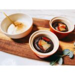 Ellie Toyota Instagram - ⛄️ 作って、食べて、丸まって、 アニメ見て、アニメ見て、アニメ見て、 な年末です。 写真は、フォンダンショコラ、 ポークを赤ワインとビネガーで煮込んだ料理、 砂肝とぶどうのサラダ、 父から継承したクリスマスディナー。 👩🏻‍🍳