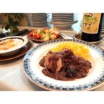 Ellie Toyota Instagram - 👩🏻‍🍳 @kyokosalbot サルボ恭子さんのフランス料理レッスンへ♩ 春ぶりに参加できて嬉しい。 冬にぴったりの煮込み料理🥘と メインを煮込んでいる間に ササッと準備できそうな前菜＆ デザート（フォンダンショコラ🤤）も！ 日々のことに追われたり、 心にゆとりがないと、 料理のモチベーションが下がってしまいがちですが、 “こんなに素敵なメニューがおうちで作れるのー？！” と年末年始に向けてまたやる気が湧いてきました🥰 美味しいものを食べてる時間って 幸せだもんなぁ。