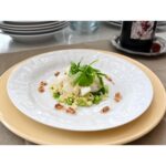 Ellie Toyota Instagram - 👩🏻‍🍳 @kyokosalbot サルボ恭子さんのレッスンへ。 クリスマス、年末年始のホリデーシーズンにぴったりのメニューでした。 ・いかと白野菜のタルタル仕立て やさしい味付けで、ナッツの食感がアクセントになってとても美味しい〜。クスクス大好きなのでまた新たな使い方を学べて嬉しいな。 ・牛赤身肉のグリエ 鉄のフライパンでお肉を上手に焼くコツや、焼いたあとはすぐ切らずに休ませることなど、今後いろんな料理に応用できそう。赤ワインと玉ねぎのソースが合う🍷🧅 ニンニクと一緒に潰したマッシュポテトと、お酢のきいたキャベツとブルーベリーのガルニチュール(付け合わせ)、どちらもお肉料理との相性が抜群🤤 つぎは骨付きのラム肉で作ってみたいなぁ。 ・ガトー・ナンテ フランスのナントという港町の伝統菓子。 シフォン型で焼くと、リースみたいに見えてかわいい！ シナモンとジンジャーが香る、パイナップルのキャラメルソースを添えていただきました🍍 家で作るのが楽しみだぁー！！ とくにケーキは娘が喜んでくれそう。 #cuisinefrançaise #料理レッスン 🎄