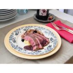 Ellie Toyota Instagram - 👩🏻‍🍳 @kyokosalbot サルボ恭子さんのレッスンへ。 クリスマス、年末年始のホリデーシーズンにぴったりのメニューでした。 ・いかと白野菜のタルタル仕立て やさしい味付けで、ナッツの食感がアクセントになってとても美味しい〜。クスクス大好きなのでまた新たな使い方を学べて嬉しいな。 ・牛赤身肉のグリエ 鉄のフライパンでお肉を上手に焼くコツや、焼いたあとはすぐ切らずに休ませることなど、今後いろんな料理に応用できそう。赤ワインと玉ねぎのソースが合う🍷🧅 ニンニクと一緒に潰したマッシュポテトと、お酢のきいたキャベツとブルーベリーのガルニチュール(付け合わせ)、どちらもお肉料理との相性が抜群🤤 つぎは骨付きのラム肉で作ってみたいなぁ。 ・ガトー・ナンテ フランスのナントという港町の伝統菓子。 シフォン型で焼くと、リースみたいに見えてかわいい！ シナモンとジンジャーが香る、パイナップルのキャラメルソースを添えていただきました🍍 家で作るのが楽しみだぁー！！ とくにケーキは娘が喜んでくれそう。 #cuisinefrançaise #料理レッスン 🎄