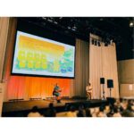 Ellie Toyota Instagram - 🎉 昨日は、 @kodomoe コドモエ創刊10周年を記念したイベント 『コドモエ おやこフェス』に参加しました🦄 絵本『ノラネコぐんだん パンこうじょう』を読み聞かせ📕 子どもたちが集中して聞いてくれて、 終わった時にはもう一回！という声もあがり、 とても嬉しかった、、🥹 またこういう機会をつくりたいです。 トークではコドモエとの10年と、私自身の子育てを振り返りました。 あらためて、素敵なスタッフの方々と10年という時間を積み重ねてこられたこと、幸せです。 お集まりいただいた皆さま、 本当にありがとうございました！！ これからのコドモエもぜひお楽しみに🥰 @junkokataoka 片岡さんにしてもらった三つ編みヘアお気に入り♡ #井阪恵 さんのスタイリングもいつも好きっ。 衣装： @un3d_official