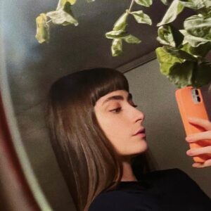 Ellise Chappell Instagram - a satisfying start thanks January
🪞🍊🌿🌷💙🦉🌝📚🪱☀️🐏⛽️💆🏻‍♀️🫀🛁