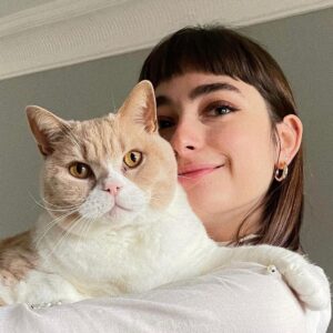 Ellise Chappell Instagram - Long-distance relationships can be difficult but we make it work 🐈

Happy Holidays! ♥️🌟🕯
