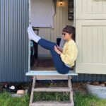 Ellise Chappell Instagram - 🌳 a lovely time in a hut feat. @jessicawarbeck 🪄