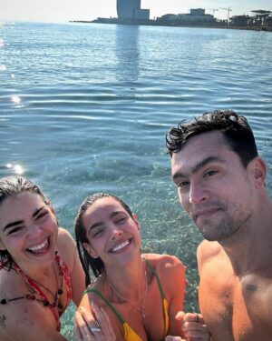 Eloísa Maturén Instagram - Exorcismo marino para despedir el año. 🌊🥶🩵

Mediterráneo helado, los hermanos del alma como ancla ⚓️💙

Gracias 2023 por ser un año transformador y potente.

Aprovecho este umbral para soltar la necesidad de control, el miedo a la incertidumbre.

Ya estoy aquí, he aprendido a sostenerme.

No hace falta escapar del dolor con tanta furia. Eres mucho más fuerte, capaz y resistente de lo que crees. Confía.

La vida es todo, acepto y agradezco cada paso, cada momento.

Intención para el 2024, estar cada día un poquito más consciente, dar lo mejor de mí con humildad y celebrar con alegría la oportunidad extraordinaria de estar aquí.