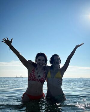Eloísa Maturén Instagram - Exorcismo marino para despedir el año. 🌊🥶🩵

Mediterráneo helado, los hermanos del alma como ancla ⚓️💙

Gracias 2023 por ser un año transformador y potente.

Aprovecho este umbral para soltar la necesidad de control, el miedo a la incertidumbre.

Ya estoy aquí, he aprendido a sostenerme.

No hace falta escapar del dolor con tanta furia. Eres mucho más fuerte, capaz y resistente de lo que crees. Confía.

La vida es todo, acepto y agradezco cada paso, cada momento.

Intención para el 2024, estar cada día un poquito más consciente, dar lo mejor de mí con humildad y celebrar con alegría la oportunidad extraordinaria de estar aquí.