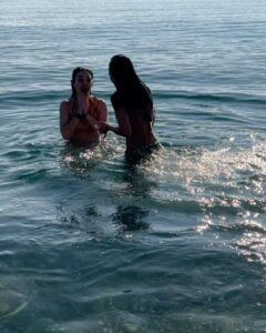 Eloísa Maturén Instagram - Exorcismo marino para despedir el año. 🌊🥶🩵 Mediterráneo helado, los hermanos del alma como ancla ⚓️💙 Gracias 2023 por ser un año transformador y potente. Aprovecho este umbral para soltar la necesidad de control, el miedo a la incertidumbre. Ya estoy aquí, he aprendido a sostenerme. No hace falta escapar del dolor con tanta furia. Eres mucho más fuerte, capaz y resistente de lo que crees. Confía. La vida es todo, acepto y agradezco cada paso, cada momento. Intención para el 2024, estar cada día un poquito más consciente, dar lo mejor de mí con humildad y celebrar con alegría la oportunidad extraordinaria de estar aquí. Barcelona _ Playa De La Barceloneta