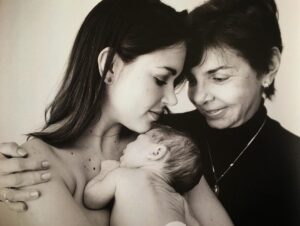 Eloísa Maturén Instagram - Hola Mami,

Hoy mirándote a los ojos pude sentir el amor profundo que durante todos estos años me has dado. Es infinito, yo lo sé. 

Durante mucho tiempo no he sabido recibir ese amor, mi corazón estaba cerrado y no podía encontrar la llave para abrirlo. ¡Y mira que lo había intentado!

Muchas veces antes de ir a tu encuentro pensaba: “Hoy si, hoy voy a abrazar a mi Mamá y todo lo que nos separa va a disolverse”.

Y luego te veía y mi cuerpo volvía a ser de piedra, la tensión manifiesta, negada a sentir. 

Al final entiendo que la pequeña Elo estaba manejando los hilos, herida y asustada, incapaz de confiar. Te extrañé mucho Mami.

Perdóname. Perdóname por todos estos años de distancia, de recordarte los errores, y negarme a lo hermoso. Perdóname por no reconocer la bendición enorme que eres en mi vida.

Entiendo que nadie nunca va a amarme tanto como tú, lo veo claro porque lo vivo en carne propia cada vez que estoy con Martín.

Reconciliarme contigo ha sido un milagro por el que he trabajado con mucho ahínco. Y se siente tan bonito poder abrazarte y que ya no duela. ¡Que alivio coño!

Siento que llevo veinte años jugando el mismo nivel del juego y al fin lo pasé. 😅🥹🤯

Reconozco que lo que hemos vivido es justo lo que tenía que ser, nada más, nada menos. Un aprendizaje tremendo, profundo, transformador.

Hoy puedo verte a ti, Susana, la mujer, el ser humano más allá del rol imposible de ser la madre perfecta. 

Veo tus sueños, tu camino, tu sabiduría, tu belleza y no puedo más que agradecer con el alma que seas mi Mamá.

Verme en ti, parecerme a ti, sostener tu mano. Celebrar la vida y la oportunidad preciosa de estar juntas, aquí y ahora, nada más importa.

Gracias. Te Amo Susana ❤️‍🔥

PD. Gracias @andreavieiraperez por darme los trucos para llegar al castillo, matar al dragón y pasar el nivel. A ti también te amo 💛