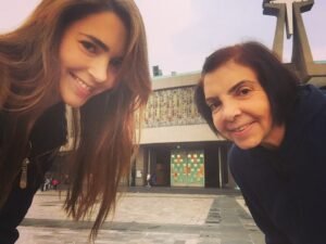 Eloísa Maturén Instagram - Hola Mami,

Hoy mirándote a los ojos pude sentir el amor profundo que durante todos estos años me has dado. Es infinito, yo lo sé. 

Durante mucho tiempo no he sabido recibir ese amor, mi corazón estaba cerrado y no podía encontrar la llave para abrirlo. ¡Y mira que lo había intentado!

Muchas veces antes de ir a tu encuentro pensaba: “Hoy si, hoy voy a abrazar a mi Mamá y todo lo que nos separa va a disolverse”.

Y luego te veía y mi cuerpo volvía a ser de piedra, la tensión manifiesta, negada a sentir. 

Al final entiendo que la pequeña Elo estaba manejando los hilos, herida y asustada, incapaz de confiar. Te extrañé mucho Mami.

Perdóname. Perdóname por todos estos años de distancia, de recordarte los errores, y negarme a lo hermoso. Perdóname por no reconocer la bendición enorme que eres en mi vida.

Entiendo que nadie nunca va a amarme tanto como tú, lo veo claro porque lo vivo en carne propia cada vez que estoy con Martín.

Reconciliarme contigo ha sido un milagro por el que he trabajado con mucho ahínco. Y se siente tan bonito poder abrazarte y que ya no duela. ¡Que alivio coño!

Siento que llevo veinte años jugando el mismo nivel del juego y al fin lo pasé. 😅🥹🤯

Reconozco que lo que hemos vivido es justo lo que tenía que ser, nada más, nada menos. Un aprendizaje tremendo, profundo, transformador.

Hoy puedo verte a ti, Susana, la mujer, el ser humano más allá del rol imposible de ser la madre perfecta. 

Veo tus sueños, tu camino, tu sabiduría, tu belleza y no puedo más que agradecer con el alma que seas mi Mamá.

Verme en ti, parecerme a ti, sostener tu mano. Celebrar la vida y la oportunidad preciosa de estar juntas, aquí y ahora, nada más importa.

Gracias. Te Amo Susana ❤️‍🔥

PD. Gracias @andreavieiraperez por darme los trucos para llegar al castillo, matar al dragón y pasar el nivel. A ti también te amo 💛