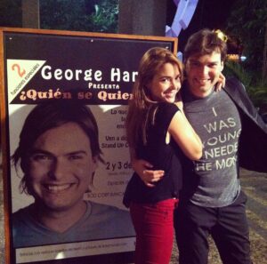 Eloísa Maturén Instagram - Desde hace mucho quiero dedicarle un post a @elgeorgeharris 

Es lindo querer tanto a alguien que su éxito y su plenitud de alguna manera es también la tuya.

Sobretodo cuando has sido testigo del esfuerzo y la constancia que ha tomado llegar allí. 

George y yo nos conocimos hace veinte años, por una casualidad extraordinaria en el metro de Madrid. Gracias manolito @manuelsainz por ese regalo.

Yo acababa de llegar a la ciudad y él tenía dos meses de haberse mudado, estábamos llenos de entusiasmo y los dos coincidimos en el mismo anhelo. “Vamos a conquistar Madrid”. 

De hecho, una de nuestras aventuras era jugar a que Almodóvar nos descubriría. Deambulabamos por las calles de Chueca, con el anhelo de encontrarnos a Pedro mal parado en una esquina. Nuestra ilusión era que quedaría tan deslumbrado con nuestra belleza y talento que de allí a la fama solo habría una noche de juerga. Éxito garantizado. 🤣🤣🤣
 
Claro que en ese momento la vida tenía otros planes. Pasaron los meses y yo seguía trabajando en el Corte Inglés y George daba clases de inglés y hacía audiciones para trabajar como actor serio. No había conquista a la vista.

Después de un par de años de insistir, George cedió ante el llamado de su chispa maravillosa y en un barcito de Chueca, se presentó por primera vez a echar cuentos ante una multitud delirante de ocho personas. El resto es historia.

El confió en el fuego de su corazón y saltó. No paró de batir las alas hasta que alzó vuelo. Y no fue nada fácil.

Hoy hojeando “Big Magic” de @elizabeth_gilbert_writer leí un párrafo que era todo George:

“¿Qué es ese algo que amas tanto hacer que las palabras fracaso y éxito esencialmente se hacen irrelevantes? ¿Qué tan feroz es tu confianza en ese amor? El resultado no puede importar. Naciste para crear, no importa lo que pase”

Y eso es justamente lo que he visto a George hacer por dieciocho años, probar, seguir, mostrarse, intentarlo las veces que haga falta. A pesar de las dudas, del miedo, a pesar de todo. JUST DO IT, no importa lo que pase.

Gracias hermano por la inspiración, por iluminar el camino y por estar allí, salga sapo o salga rana como decía mi Tita.