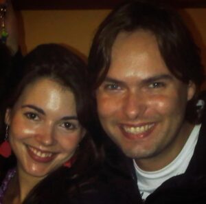 Eloísa Maturén Instagram - Desde hace mucho quiero dedicarle un post a @elgeorgeharris 

Es lindo querer tanto a alguien que su éxito y su plenitud de alguna manera es también la tuya.

Sobretodo cuando has sido testigo del esfuerzo y la constancia que ha tomado llegar allí. 

George y yo nos conocimos hace veinte años, por una casualidad extraordinaria en el metro de Madrid. Gracias manolito @manuelsainz por ese regalo.

Yo acababa de llegar a la ciudad y él tenía dos meses de haberse mudado, estábamos llenos de entusiasmo y los dos coincidimos en el mismo anhelo. “Vamos a conquistar Madrid”. 

De hecho, una de nuestras aventuras era jugar a que Almodóvar nos descubriría. Deambulabamos por las calles de Chueca, con el anhelo de encontrarnos a Pedro mal parado en una esquina. Nuestra ilusión era que quedaría tan deslumbrado con nuestra belleza y talento que de allí a la fama solo habría una noche de juerga. Éxito garantizado. 🤣🤣🤣
 
Claro que en ese momento la vida tenía otros planes. Pasaron los meses y yo seguía trabajando en el Corte Inglés y George daba clases de inglés y hacía audiciones para trabajar como actor serio. No había conquista a la vista.

Después de un par de años de insistir, George cedió ante el llamado de su chispa maravillosa y en un barcito de Chueca, se presentó por primera vez a echar cuentos ante una multitud delirante de ocho personas. El resto es historia.

El confió en el fuego de su corazón y saltó. No paró de batir las alas hasta que alzó vuelo. Y no fue nada fácil.

Hoy hojeando “Big Magic” de @elizabeth_gilbert_writer leí un párrafo que era todo George:

“¿Qué es ese algo que amas tanto hacer que las palabras fracaso y éxito esencialmente se hacen irrelevantes? ¿Qué tan feroz es tu confianza en ese amor? El resultado no puede importar. Naciste para crear, no importa lo que pase”

Y eso es justamente lo que he visto a George hacer por dieciocho años, probar, seguir, mostrarse, intentarlo las veces que haga falta. A pesar de las dudas, del miedo, a pesar de todo. JUST DO IT, no importa lo que pase.

Gracias hermano por la inspiración, por iluminar el camino y por estar allí, salga sapo o salga rana como decía mi Tita.