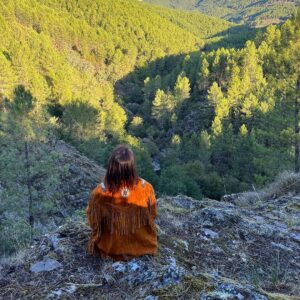 Eloísa Maturén Instagram - Después de años meditando con rigurosidad y compromiso, aún me sorprende que haya días en los que mi mente se rehuse a quedarse quieta.

En ocasiones he pasado temporadas gloriosas en las que, día a día la práctica se consolida y yo casi me siento Siddharta. La iluminación a la vuelta de la esquina, ¡Lo logré! (yo que soy tan de logros y aplausos 🙄).

Pero entonces, cuando menos lo espero mi mente vuelve a ser una niña de dos años que es incapaz de quedarse sentada por más de veinte segundos. Y así me paso semanas, donde meditar es hacer malabares con la cabeza a mil por hora.

Un bañito de humildad, que siempre cae de maravilla.

Justamente hoy, mientras meditaba, volví a entender que el verdadero valor de todas las horas invertidas en silencio ha sido la capacidad de observación.

De observarme desde adentro y de aceptar mi propia naturaleza.

Aceptar la esencia mutable. 

Aceptar mi mente, obsesiva y suceptible a lo que ocurre a cada instante.

Aceptar que mi cuerpo no es una máquina y que no puedo forzarlo sino estoy dispuesta a cuidarlo. A ser gentil.

Aceptar que muchas veces soy un péndulo que oscila entre extremos: El centro del jolgorio o la hermitaña que no quiere ver a nadie, pasando por todo el festival de posibilidades que hay en medio.

Entender que por algo se llama práctica. Se renueva día a día, es más un acto de curiosidad que un mecanismo de control.

En lugar de hacer sufrir a la niñita porque no puede estar tranquila, es escucharla y guiarla para que se calme. A lo mejor solo necesita que la escuchen.

Meditar es ser testigos conscientes y abrazar todo lo que somos.

Estas fotos lindas de @ninofino 🤩😎