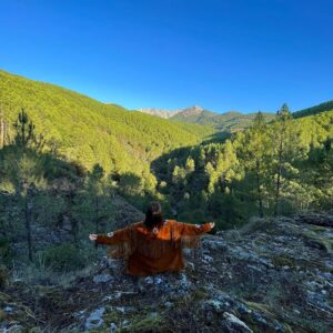 Eloísa Maturén Instagram - Después de años meditando con rigurosidad y compromiso, aún me sorprende que haya días en los que mi mente se rehuse a quedarse quieta.

En ocasiones he pasado temporadas gloriosas en las que, día a día la práctica se consolida y yo casi me siento Siddharta. La iluminación a la vuelta de la esquina, ¡Lo logré! (yo que soy tan de logros y aplausos 🙄).

Pero entonces, cuando menos lo espero mi mente vuelve a ser una niña de dos años que es incapaz de quedarse sentada por más de veinte segundos. Y así me paso semanas, donde meditar es hacer malabares con la cabeza a mil por hora.

Un bañito de humildad, que siempre cae de maravilla.

Justamente hoy, mientras meditaba, volví a entender que el verdadero valor de todas las horas invertidas en silencio ha sido la capacidad de observación.

De observarme desde adentro y de aceptar mi propia naturaleza.

Aceptar la esencia mutable. 

Aceptar mi mente, obsesiva y suceptible a lo que ocurre a cada instante.

Aceptar que mi cuerpo no es una máquina y que no puedo forzarlo sino estoy dispuesta a cuidarlo. A ser gentil.

Aceptar que muchas veces soy un péndulo que oscila entre extremos: El centro del jolgorio o la hermitaña que no quiere ver a nadie, pasando por todo el festival de posibilidades que hay en medio.

Entender que por algo se llama práctica. Se renueva día a día, es más un acto de curiosidad que un mecanismo de control.

En lugar de hacer sufrir a la niñita porque no puede estar tranquila, es escucharla y guiarla para que se calme. A lo mejor solo necesita que la escuchen.

Meditar es ser testigos conscientes y abrazar todo lo que somos.

Estas fotos lindas de @ninofino 🤩😎