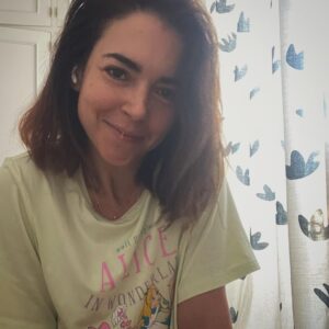 Eloísa Maturén Instagram - Querida Duda,

Tenemos que hablar.

¡Compañera mía! Hemos recorrido un largo camino juntas, casi como si fuésemos una. 

Quiero empezar por darte las gracias. Sé que tu presencia en mi vida me ha mantenido a salvo muchas veces. No hay nadie más eficiente que tú.

Intuyo que esto no te va a gustar, pero tengo que decírtelo. Creo que deberíamos tomarnos un tiempo. 

La cosa, es que ya no quiero estar a salvo. Quiero atreverme a confiar en la certeza de mi corazón ardiente y ver que pasa. Me cansé de ver el paisaje desde el acantilado, quiero saltar al vacío, explorar hasta donde me lleve el vuelo.

Y me vas a decir que no te venga con esta estupidez new age de relaciones tóxicas y empoderamiento, pero necesito que me entiendas. La codependencia no es amor. 

No quiero tener miedo y estar paralizada, tu angustia me tiene la espalda hecha polvo.

Sí, tienes razón. Me voy a caer, una y otra vez y es probable que me haga daño. Pero he entendido que soy mucho más fuerte de lo que pensábamos. Te lo juro,confía en mi.

Por supuesto que nunca vas a irte del todo y que eres muy necesaria, pero ha llegado el momento de que te tomes un descanso.

¡Toma unas vacaciones querida Duda! No sé, vete a Choroní, túmbate en una hamaca y deja que las olas del mar te arrullen. Te recomiendo un pescado frito con patacones y una cerveza bien fría.

Decía el maestro Chocrón que la vida no se trata de ser feliz y estar seguro, sino que se trata de estar alerta, como un psicópata ante ella. 

Tengo ganas de ver a dónde me lleva mi locura.

Gracias totales, te quiero. Propongo reinventarnos ❤️‍🔥