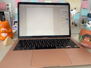 Eloísa Maturén Instagram - Desde el viernes estoy escribiendo este texto en mi cabeza, pero pasó sábado, domingo y lunes y apenas ahora es que me animo a poner las ideas en papel. Estuve procrastinando.

Procrastinar o postergar, básicamente posponer y arrastrar las tareas que nos generan incomodidad y sustituirlas por otras que produzcan placer inmediato. 

Y no es flojera, ojo, es más que eso. Yo lo identifico en el cuerpo; es una tarea pendiente que te pesa en el pecho, que te genera ansiedad.

Esa incomodidad puede tener muchos motivos y para mi ha sido importante aprender a identificarlos y no meterlo todo en el saco de “es que no tengo ganas/tiempo/energía”.

Por ejemplo, siempre he tenido la impresión de que soy muy mala con los números (¿Quién está conmigo 🙋🏻‍♀️🤣).
Entonces, cada vez que tengo algún pendiente relacionado con cuentas, termino siempre haciéndolo al último minuto. 
Para mi enfrentarme a un Excel es como ver “El Exorcista” sola, en una casa vieja, a las 3 de la mañana. Terror ciego.

Lo más lindo de todo es que también he procastinado la escritura de este texto, he manguareado todo lo posible para evitar el momento de sentarme frente a la hoja en blanco. 

¿Paradójico no? Quiero escribir sobre la procrastinación y procrastino. 🤪🤯😱

Ahora bien, ¿qué tienen en común estás dos situaciones? Esta bien, no soy Pitágoras y mis recuerdos del Algebra de Baldor son más que todo pesadillas, pero si hay algo que me gusta y me fluye en esta vida es la escritura, ¿por qué entonces la resistencia se siente igual?

Para mi tiene que ver con el miedo, específicamente el miedo a la vulnerabilidad. El riesgo de mostrarme y fallar me da tanto miedo que mi mente prefiere evitarlo a toda costa.

Te cuento esto porque desde que empecé a hacer consciente las razones por las que evito ciertas tareas he sido capaz de ser más efectiva. 
Igual siento el miedo, la incapacidad, la duda, pero ahora dialógo con mi mente y con mucho amor, la voy guiando para que salga de esa parálisis y tome acción. Me hablo lindo y todo “vamos Elo, claro que puedes, si sale mal lo haces otra vez, no pasa nada”.

Darnos permiso para fallar, incluso como ejercicio…las veces que haga falta. 🥰💪🏼