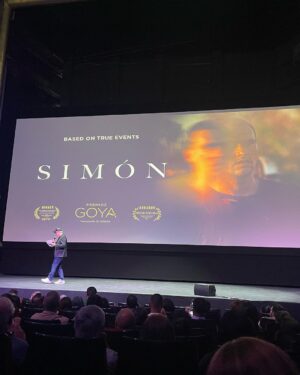 Eloísa Maturén Instagram - ¡Ay Compadre! @cmcgaffney , ¿cómo me haces esto?

Acabo de salir del estreno de @simonthefilm en Madrid y soy incapaz de acostarme sin vaciar aquí lo que ha sido esta experiencia. 

Tengo el pecho inflado de orgullo hermano, haber sido testigo de tu entrega a Simón, desde que era un corto, a cada paso del proyecto y ahora verte allí gigante, en una sala hermosa en la Gran Vía de Madrid, me ha conmovido en el alma. Gracias por tu vulnerabilidad, por llevarnos de la mano en ese viaje tan profundo. 

Tengo ganas de salir corriendo a darte el abrazo que te debo desde aquella noche en Joshua Tree. 
No había entendido nada, no había entendido de donde venías, en ese momento no sabía que te dejaste la piel y que estabas vacío para que Simón pudiera darle voz a la herida que los venezolanos llevamos dentro. Hoy la lloré contigo.

Lo que hiciste se me fue acumulando en el pecho y terminé llorando como un bebé en la escena de la discoteca, el único instante en el que Simón se permite soñar, en efecto pensar que es posible olvidar y seguir. Tu expresión me lo dijo todo, Simón quiere creer que es posible, pero en el fondo sabe que esa herida abierta no va a dejar de sangrar. Gracias por la sutileza. (Tú Papá me ofreció un kleenex antes de empezar y no se lo acepté por pendeja).

Gracias @indiegocinema por tu compromiso y tus ganas de contar esta historia, lo que has hecho es inspirador. Espero que @simonthefilm tenga una larga vida y que millones de personas en el mundo puedan ver a través de tus ojos, un pedazo de lo que hemos vivido en Venezuela. ¡Que sea la primera de muchas!

Hermano @marcelrasquin felicidades a ti también, porque sé lo mucho que amas contar historias, que es tu vida entera y que este nuevo hijo está muy cerca de tu corazón.

@virguezfranklin eres un villano genial. Tu escena desde el escritorio, sin mover un músculo y con toda esa fuerza fue espeluznante.

Esta peli esta llena de gente amada que me dio mucho gusto ver así, en una pantalla gigante. 

Felicidades a todos los que la hicieron posible. Vayan a verla que les va a revolver el alma. 

Compadre, te quiero, eres la tapa del frasco. 💛💛💛 🔥🔥🔥