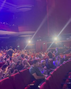 Eloísa Maturén Instagram - ¡Ay Compadre! @cmcgaffney , ¿cómo me haces esto?

Acabo de salir del estreno de @simonthefilm en Madrid y soy incapaz de acostarme sin vaciar aquí lo que ha sido esta experiencia. 

Tengo el pecho inflado de orgullo hermano, haber sido testigo de tu entrega a Simón, desde que era un corto, a cada paso del proyecto y ahora verte allí gigante, en una sala hermosa en la Gran Vía de Madrid, me ha conmovido en el alma. Gracias por tu vulnerabilidad, por llevarnos de la mano en ese viaje tan profundo. 

Tengo ganas de salir corriendo a darte el abrazo que te debo desde aquella noche en Joshua Tree. 
No había entendido nada, no había entendido de donde venías, en ese momento no sabía que te dejaste la piel y que estabas vacío para que Simón pudiera darle voz a la herida que los venezolanos llevamos dentro. Hoy la lloré contigo.

Lo que hiciste se me fue acumulando en el pecho y terminé llorando como un bebé en la escena de la discoteca, el único instante en el que Simón se permite soñar, en efecto pensar que es posible olvidar y seguir. Tu expresión me lo dijo todo, Simón quiere creer que es posible, pero en el fondo sabe que esa herida abierta no va a dejar de sangrar. Gracias por la sutileza. (Tú Papá me ofreció un kleenex antes de empezar y no se lo acepté por pendeja).

Gracias @indiegocinema por tu compromiso y tus ganas de contar esta historia, lo que has hecho es inspirador. Espero que @simonthefilm tenga una larga vida y que millones de personas en el mundo puedan ver a través de tus ojos, un pedazo de lo que hemos vivido en Venezuela. ¡Que sea la primera de muchas!

Hermano @marcelrasquin felicidades a ti también, porque sé lo mucho que amas contar historias, que es tu vida entera y que este nuevo hijo está muy cerca de tu corazón.

@virguezfranklin eres un villano genial. Tu escena desde el escritorio, sin mover un músculo y con toda esa fuerza fue espeluznante.

Esta peli esta llena de gente amada que me dio mucho gusto ver así, en una pantalla gigante. 

Felicidades a todos los que la hicieron posible. Vayan a verla que les va a revolver el alma. 

Compadre, te quiero, eres la tapa del frasco. 💛💛💛 🔥🔥🔥