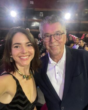Eloísa Maturén Instagram - ¡Ay Compadre! @cmcgaffney , ¿cómo me haces esto?

Acabo de salir del estreno de @simonthefilm en Madrid y soy incapaz de acostarme sin vaciar aquí lo que ha sido esta experiencia. 

Tengo el pecho inflado de orgullo hermano, haber sido testigo de tu entrega a Simón, desde que era un corto, a cada paso del proyecto y ahora verte allí gigante, en una sala hermosa en la Gran Vía de Madrid, me ha conmovido en el alma. Gracias por tu vulnerabilidad, por llevarnos de la mano en ese viaje tan profundo. 

Tengo ganas de salir corriendo a darte el abrazo que te debo desde aquella noche en Joshua Tree. 
No había entendido nada, no había entendido de donde venías, en ese momento no sabía que te dejaste la piel y que estabas vacío para que Simón pudiera darle voz a la herida que los venezolanos llevamos dentro. Hoy la lloré contigo.

Lo que hiciste se me fue acumulando en el pecho y terminé llorando como un bebé en la escena de la discoteca, el único instante en el que Simón se permite soñar, en efecto pensar que es posible olvidar y seguir. Tu expresión me lo dijo todo, Simón quiere creer que es posible, pero en el fondo sabe que esa herida abierta no va a dejar de sangrar. Gracias por la sutileza. (Tú Papá me ofreció un kleenex antes de empezar y no se lo acepté por pendeja).

Gracias @indiegocinema por tu compromiso y tus ganas de contar esta historia, lo que has hecho es inspirador. Espero que @simonthefilm tenga una larga vida y que millones de personas en el mundo puedan ver a través de tus ojos, un pedazo de lo que hemos vivido en Venezuela. ¡Que sea la primera de muchas!

Hermano @marcelrasquin felicidades a ti también, porque sé lo mucho que amas contar historias, que es tu vida entera y que este nuevo hijo está muy cerca de tu corazón.

@virguezfranklin eres un villano genial. Tu escena desde el escritorio, sin mover un músculo y con toda esa fuerza fue espeluznante.

Esta peli esta llena de gente amada que me dio mucho gusto ver así, en una pantalla gigante. 

Felicidades a todos los que la hicieron posible. Vayan a verla que les va a revolver el alma. 

Compadre, te quiero, eres la tapa del frasco. 💛💛💛 🔥🔥🔥
