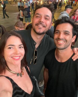 Eloísa Maturén Instagram - ¡Ay Compadre! @cmcgaffney , ¿cómo me haces esto?

Acabo de salir del estreno de @simonthefilm en Madrid y soy incapaz de acostarme sin vaciar aquí lo que ha sido esta experiencia. 

Tengo el pecho inflado de orgullo hermano, haber sido testigo de tu entrega a Simón, desde que era un corto, a cada paso del proyecto y ahora verte allí gigante, en una sala hermosa en la Gran Vía de Madrid, me ha conmovido en el alma. Gracias por tu vulnerabilidad, por llevarnos de la mano en ese viaje tan profundo. 

Tengo ganas de salir corriendo a darte el abrazo que te debo desde aquella noche en Joshua Tree. 
No había entendido nada, no había entendido de donde venías, en ese momento no sabía que te dejaste la piel y que estabas vacío para que Simón pudiera darle voz a la herida que los venezolanos llevamos dentro. Hoy la lloré contigo.

Lo que hiciste se me fue acumulando en el pecho y terminé llorando como un bebé en la escena de la discoteca, el único instante en el que Simón se permite soñar, en efecto pensar que es posible olvidar y seguir. Tu expresión me lo dijo todo, Simón quiere creer que es posible, pero en el fondo sabe que esa herida abierta no va a dejar de sangrar. Gracias por la sutileza. (Tú Papá me ofreció un kleenex antes de empezar y no se lo acepté por pendeja).

Gracias @indiegocinema por tu compromiso y tus ganas de contar esta historia, lo que has hecho es inspirador. Espero que @simonthefilm tenga una larga vida y que millones de personas en el mundo puedan ver a través de tus ojos, un pedazo de lo que hemos vivido en Venezuela. ¡Que sea la primera de muchas!

Hermano @marcelrasquin felicidades a ti también, porque sé lo mucho que amas contar historias, que es tu vida entera y que este nuevo hijo está muy cerca de tu corazón.

@virguezfranklin eres un villano genial. Tu escena desde el escritorio, sin mover un músculo y con toda esa fuerza fue espeluznante.

Esta peli esta llena de gente amada que me dio mucho gusto ver así, en una pantalla gigante. 

Felicidades a todos los que la hicieron posible. Vayan a verla que les va a revolver el alma. 

Compadre, te quiero, eres la tapa del frasco. 💛💛💛 🔥🔥🔥
