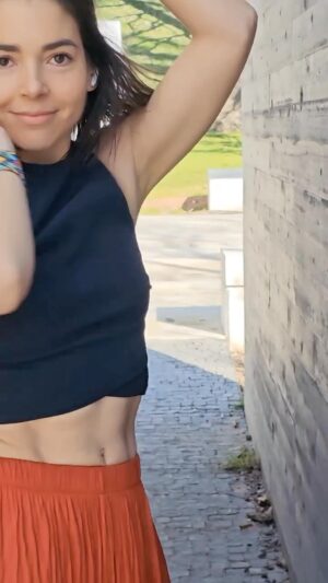Eloísa Maturén Instagram - Ahora si, oficialmente 44! 🤗

Celebro con toda la alegría que tengo en el cuerpo y agradezco cada paso. Que belleza la vida, que fortuna más grande estar aquí ❤️‍🔥

Gracias desde el alma a los que me han acompañado cerca o lejos por el amor, la alegría y la humanidad.

Gracias a toda esta comunidad hermosa que me llena de inspiración y ganas de compartir. No te conozco, pero sé que estás allí y es maravilloso!

Por si no ha quedado claro, mi lema del año es: Bailemos 🗝️✨💖

Gracias @mmaturen por ser mi cómplice siempre y grabar mis locuritas. 🥰

Gracias @caro_omana por guiarme y tu invitación a la creatividad 🩷