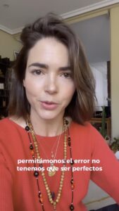 Eloísa Maturén Instagram - A propósito de aceptarme, integrar todo lo que he sido y soltar el dolor para ser cada día más humana. Y desde esa vulnerabilidad profunda, llena de amor y empatía mirar alrededor y reconocer que todos libramos nuestra propias batallas y hacemos lo mejor que podemos a cada momento. Ver a mi madre y liberarla de ese rol imposible de ser perfecta. Liberarme para poder liberarla. 🦋❤️‍🔥🚀 Saber también que es un proceso, toma tiempo, paciencia y mucho mirar adentro. Se aprende a vivir viviendo, estamos todos en ello. Madrid, Spain