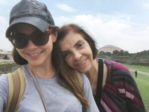 Eloísa Maturén Instagram - Hola Mami,

Hoy mirándote a los ojos pude sentir el amor profundo que durante todos estos años me has dado. Es infinito, yo lo sé. 

Durante mucho tiempo no he sabido recibir ese amor, mi corazón estaba cerrado y no podía encontrar la llave para abrirlo. ¡Y mira que lo había intentado!

Muchas veces antes de ir a tu encuentro pensaba: “Hoy si, hoy voy a abrazar a mi Mamá y todo lo que nos separa va a disolverse”.

Y luego te veía y mi cuerpo volvía a ser de piedra, la tensión manifiesta, negada a sentir. 

Al final entiendo que la pequeña Elo estaba manejando los hilos, herida y asustada, incapaz de confiar. Te extrañé mucho Mami.

Perdóname. Perdóname por todos estos años de distancia, de recordarte los errores, y negarme a lo hermoso. Perdóname por no reconocer la bendición enorme que eres en mi vida.

Entiendo que nadie nunca va a amarme tanto como tú, lo veo claro porque lo vivo en carne propia cada vez que estoy con Martín.

Reconciliarme contigo ha sido un milagro por el que he trabajado con mucho ahínco. Y se siente tan bonito poder abrazarte y que ya no duela. ¡Que alivio coño!

Siento que llevo veinte años jugando el mismo nivel del juego y al fin lo pasé. 😅🥹🤯

Reconozco que lo que hemos vivido es justo lo que tenía que ser, nada más, nada menos. Un aprendizaje tremendo, profundo, transformador.

Hoy puedo verte a ti, Susana, la mujer, el ser humano más allá del rol imposible de ser la madre perfecta. 

Veo tus sueños, tu camino, tu sabiduría, tu belleza y no puedo más que agradecer con el alma que seas mi Mamá.

Verme en ti, parecerme a ti, sostener tu mano. Celebrar la vida y la oportunidad preciosa de estar juntas, aquí y ahora, nada más importa.

Gracias. Te Amo Susana ❤️‍🔥

PD. Gracias @andreavieiraperez por darme los trucos para llegar al castillo, matar al dragón y pasar el nivel. A ti también te amo 💛