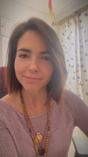 Eloísa Maturén Instagram - ¿Qué tal si te conectas con la sensación de que la mejor oportunidad de tu vida, está a punto de llegar?

Ayer tenía la energía bajita, la transición hacia el otoño siempre me afecta un poco, me toma algunos días adaptarme a la falta de luz, al frío y a los días nublados.

Acudí a mi gran amiga, la música para animarme un poco y terminé escuchando un playlist de los 90’s, las canciones de mi adolescencia. Inmediatamente mi energía cambio y empecé a sentirme ligera e inspirada.

Me di cuenta que ese cambio no solo tuvo que ver con las canciones específicas que escuchaba, sino que volví a sentir la energía que me acompañaba en aquella época de mi vida. 

La sensación de posibilidad, de aventura, de intuir que todo es posible. Las ganas de explorar la vida y darlo todo.

Aquel momento en el que sentía que en efecto la mejor oportunidad de mi vida podía estar a la vuelta de la esquina.

Fue un cambio increíble y ese entusiasmo se quedó conmigo muchas horas del día. 

Te invito entonces a que hagas la prueba. Escucha música que te haga viajar a algún momento donde recuerdes esas ganas, ese fuego, la alegría que viene de adentro. Quédate allí un rato, explora como se siente en el cuerpo y cuánto puedes quedarte con esa sensación y llevarla a este momento.