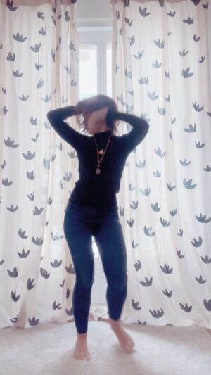 Eloísa Maturén Instagram - Bailar como si nadie te estuviera viendo.

Dale play y deja que la música te guíe, ¿cómo se quiere mover tu cuerpo hoy? 

¿Te has detenido a pensar todo lo que tu cuerpo hace por ti cada día? Se merece que lo escuches, que lo atiendas, regálale unos minutos de alegría y libertad.

Sentir, celebrar que estamos vivos, no hace falta esperar que ocurra algo épico, este momento ya lo es. 

Vamos, ahora mismo, suelta el teléfono y baila. No importa cómo, tú dale. Prometo que al terminar se va a sentir increíble 🚀💛

Pd. Si estás en el metro o en la oficina, siempre te puedes encerrar en el baño o darle un poco de entretenimiento gratuito a los que estén alrededor. Compartiendo por doquier la alegría de vivir 👽💛

Pd2. Que viva el Gran Combo! Bailémos

Pd3. Mis amigos de Parque Central se reían de mi cuando bailaba salsa, porque decían que me faltaba calle 🤣🤣🤣 Sigo en ellos muchachos, no me rindo 😆