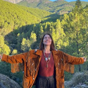 Eloísa Maturén Instagram - Después de años meditando con rigurosidad y compromiso, aún me sorprende que haya días en los que mi mente se rehuse a quedarse quieta.

En ocasiones he pasado temporadas gloriosas en las que, día a día la práctica se consolida y yo casi me siento Siddharta. La iluminación a la vuelta de la esquina, ¡Lo logré! (yo que soy tan de logros y aplausos 🙄).

Pero entonces, cuando menos lo espero mi mente vuelve a ser una niña de dos años que es incapaz de quedarse sentada por más de veinte segundos. Y así me paso semanas, donde meditar es hacer malabares con la cabeza a mil por hora.

Un bañito de humildad, que siempre cae de maravilla.

Justamente hoy, mientras meditaba, volví a entender que el verdadero valor de todas las horas invertidas en silencio ha sido la capacidad de observación.

De observarme desde adentro y de aceptar mi propia naturaleza.

Aceptar la esencia mutable. 

Aceptar mi mente, obsesiva y suceptible a lo que ocurre a cada instante.

Aceptar que mi cuerpo no es una máquina y que no puedo forzarlo sino estoy dispuesta a cuidarlo. A ser gentil.

Aceptar que muchas veces soy un péndulo que oscila entre extremos: El centro del jolgorio o la hermitaña que no quiere ver a nadie, pasando por todo el festival de posibilidades que hay en medio.

Entender que por algo se llama práctica. Se renueva día a día, es más un acto de curiosidad que un mecanismo de control.

En lugar de hacer sufrir a la niñita porque no puede estar tranquila, es escucharla y guiarla para que se calme. A lo mejor solo necesita que la escuchen.

Meditar es ser testigos conscientes y abrazar todo lo que somos.

Estas fotos lindas de @ninofino 🤩😎