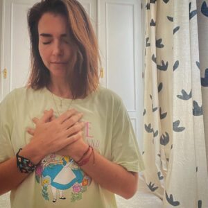 Eloísa Maturén Instagram - Querida Duda,

Tenemos que hablar.

¡Compañera mía! Hemos recorrido un largo camino juntas, casi como si fuésemos una. 

Quiero empezar por darte las gracias. Sé que tu presencia en mi vida me ha mantenido a salvo muchas veces. No hay nadie más eficiente que tú.

Intuyo que esto no te va a gustar, pero tengo que decírtelo. Creo que deberíamos tomarnos un tiempo. 

La cosa, es que ya no quiero estar a salvo. Quiero atreverme a confiar en la certeza de mi corazón ardiente y ver que pasa. Me cansé de ver el paisaje desde el acantilado, quiero saltar al vacío, explorar hasta donde me lleve el vuelo.

Y me vas a decir que no te venga con esta estupidez new age de relaciones tóxicas y empoderamiento, pero necesito que me entiendas. La codependencia no es amor. 

No quiero tener miedo y estar paralizada, tu angustia me tiene la espalda hecha polvo.

Sí, tienes razón. Me voy a caer, una y otra vez y es probable que me haga daño. Pero he entendido que soy mucho más fuerte de lo que pensábamos. Te lo juro,confía en mi.

Por supuesto que nunca vas a irte del todo y que eres muy necesaria, pero ha llegado el momento de que te tomes un descanso.

¡Toma unas vacaciones querida Duda! No sé, vete a Choroní, túmbate en una hamaca y deja que las olas del mar te arrullen. Te recomiendo un pescado frito con patacones y una cerveza bien fría.

Decía el maestro Chocrón que la vida no se trata de ser feliz y estar seguro, sino que se trata de estar alerta, como un psicópata ante ella. 

Tengo ganas de ver a dónde me lleva mi locura.

Gracias totales, te quiero. Propongo reinventarnos ❤️‍🔥