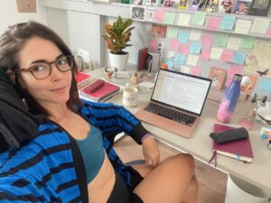 Eloísa Maturén Instagram - Desde el viernes estoy escribiendo este texto en mi cabeza, pero pasó sábado, domingo y lunes y apenas ahora es que me animo a poner las ideas en papel. Estuve procrastinando.

Procrastinar o postergar, básicamente posponer y arrastrar las tareas que nos generan incomodidad y sustituirlas por otras que produzcan placer inmediato. 

Y no es flojera, ojo, es más que eso. Yo lo identifico en el cuerpo; es una tarea pendiente que te pesa en el pecho, que te genera ansiedad.

Esa incomodidad puede tener muchos motivos y para mi ha sido importante aprender a identificarlos y no meterlo todo en el saco de “es que no tengo ganas/tiempo/energía”.

Por ejemplo, siempre he tenido la impresión de que soy muy mala con los números (¿Quién está conmigo 🙋🏻‍♀️🤣).
Entonces, cada vez que tengo algún pendiente relacionado con cuentas, termino siempre haciéndolo al último minuto. 
Para mi enfrentarme a un Excel es como ver “El Exorcista” sola, en una casa vieja, a las 3 de la mañana. Terror ciego.

Lo más lindo de todo es que también he procastinado la escritura de este texto, he manguareado todo lo posible para evitar el momento de sentarme frente a la hoja en blanco. 

¿Paradójico no? Quiero escribir sobre la procrastinación y procrastino. 🤪🤯😱

Ahora bien, ¿qué tienen en común estás dos situaciones? Esta bien, no soy Pitágoras y mis recuerdos del Algebra de Baldor son más que todo pesadillas, pero si hay algo que me gusta y me fluye en esta vida es la escritura, ¿por qué entonces la resistencia se siente igual?

Para mi tiene que ver con el miedo, específicamente el miedo a la vulnerabilidad. El riesgo de mostrarme y fallar me da tanto miedo que mi mente prefiere evitarlo a toda costa.

Te cuento esto porque desde que empecé a hacer consciente las razones por las que evito ciertas tareas he sido capaz de ser más efectiva. 
Igual siento el miedo, la incapacidad, la duda, pero ahora dialógo con mi mente y con mucho amor, la voy guiando para que salga de esa parálisis y tome acción. Me hablo lindo y todo “vamos Elo, claro que puedes, si sale mal lo haces otra vez, no pasa nada”.

Darnos permiso para fallar, incluso como ejercicio…las veces que haga falta. 🥰💪🏼