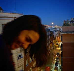 Eloísa Maturén Instagram - Siempre he sido lunática 🌙❤️‍🔥

Desde que tengo uso de razón miraba al cielo y la belleza de la Luna me conmovía. Imaginaba que había un código secreto entre nosotras, una complicidad que nunca le dije a nadie.

De hecho, cuando me preguntaban que quería ser cuando fuese grande yo siempre decía “Astronauta”. Ojo, eso no se me ha quitado, todavía quiero ir al espacio, es un sueño que espero cumplir antes de marcharme. (Gracias Elon Musk, estoy contando con Space X 🤓)

Siempre he sentido la compañía y el poder de la luna. Tanto que la tengo tatuada, no una, dos veces. 

En sus faces me reconozco, veo el constante cambio que soy. El vaivén, las contradicciones. 

Yo también soy cíclica: la expansión total, la fuerza versus la contracción, la nada y todo lo que hay en el medio.

Para mi la luna es magia, misterio, es una representación de todas las cosas que no puedo explicar pero que siento profundo. Esa parte de la vida sútil ante la que no hay pruebas, solo presencia. Lo que se siente y no se piensa.

Gracias a mi amor por la Luna descubrí el poder de los rituales. Hace muchos años empecé a crear mi propia forma de honrarla, de agradecer su presencia sublime en mi vida.

Cada 14 días, para la Luna Nueva y la Luna Llena me siento a meditar, a mirar dentro. Escribo, bailo, dejo que la intuición guié el camino.  He creado una ceremonia que va marcando el paso del tiempo, las obsesiones que me habitan, las ganas recurrentes. 

Respuestas que solo esperan ser atendidas.

Hago rituales de luna para conectar con mi sabiduría interior, con eso que muy adentro me va guiando y que también pertenece a mis ancestros. Miro la Luna como aquellos primeros hombres que ante el fuego se maravillaban con su presencia.

Gracias Lunita Lunera, hoy vestida de sol llenas el cielo con tu belleza.

Feliz Luna Llena, si me necesitan, estaré en alguna esquina de Madrid, aullando. 🌕❤️‍🔥🚀

Estas fotos hermosas las tomó mi hermana lunera @thefaria en la última Luna Llena que nos tocó en Barcelona