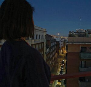 Eloísa Maturén Instagram - Siempre he sido lunática 🌙❤️‍🔥

Desde que tengo uso de razón miraba al cielo y la belleza de la Luna me conmovía. Imaginaba que había un código secreto entre nosotras, una complicidad que nunca le dije a nadie.

De hecho, cuando me preguntaban que quería ser cuando fuese grande yo siempre decía “Astronauta”. Ojo, eso no se me ha quitado, todavía quiero ir al espacio, es un sueño que espero cumplir antes de marcharme. (Gracias Elon Musk, estoy contando con Space X 🤓)

Siempre he sentido la compañía y el poder de la luna. Tanto que la tengo tatuada, no una, dos veces. 

En sus faces me reconozco, veo el constante cambio que soy. El vaivén, las contradicciones. 

Yo también soy cíclica: la expansión total, la fuerza versus la contracción, la nada y todo lo que hay en el medio.

Para mi la luna es magia, misterio, es una representación de todas las cosas que no puedo explicar pero que siento profundo. Esa parte de la vida sútil ante la que no hay pruebas, solo presencia. Lo que se siente y no se piensa.

Gracias a mi amor por la Luna descubrí el poder de los rituales. Hace muchos años empecé a crear mi propia forma de honrarla, de agradecer su presencia sublime en mi vida.

Cada 14 días, para la Luna Nueva y la Luna Llena me siento a meditar, a mirar dentro. Escribo, bailo, dejo que la intuición guié el camino.  He creado una ceremonia que va marcando el paso del tiempo, las obsesiones que me habitan, las ganas recurrentes. 

Respuestas que solo esperan ser atendidas.

Hago rituales de luna para conectar con mi sabiduría interior, con eso que muy adentro me va guiando y que también pertenece a mis ancestros. Miro la Luna como aquellos primeros hombres que ante el fuego se maravillaban con su presencia.

Gracias Lunita Lunera, hoy vestida de sol llenas el cielo con tu belleza.

Feliz Luna Llena, si me necesitan, estaré en alguna esquina de Madrid, aullando. 🌕❤️‍🔥🚀

Estas fotos hermosas las tomó mi hermana lunera @thefaria en la última Luna Llena que nos tocó en Barcelona